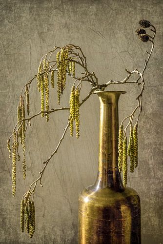 Stillleben Vase mit  Erlenkätzchen. Grünes Kupfer von Alie Ekkelenkamp