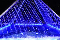 blauwe piramide vormige water fontein