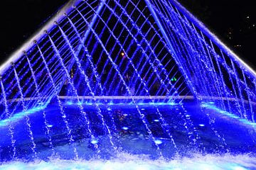 blauwe piramide vormige water fontein van Gerrit Neuteboom