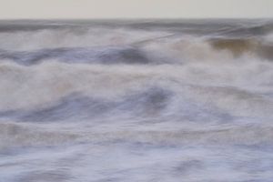 Küste mit dem abstrakten Meer während eines Sturms