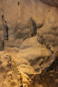 Gnomes et trolls sur le mur d'une grotte. sur kall3bu
