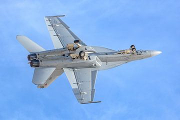 Boeing F/A 18F Super Hornet maakt een roll na take-off. van Jaap van den Berg
