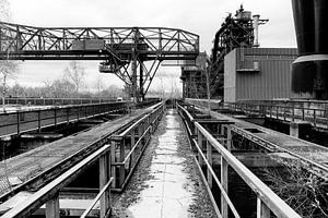 Erzbunker mit Kranmaschine im Landschaftspark Duisburg