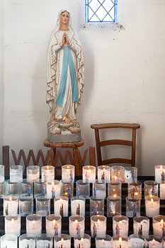 Madonna sculptur in der Kirche von L'Herbe, Cap Ferret, Frankreich