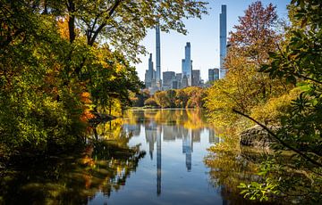 Herfst Reflectie van de skyline van Manhattan ,New York van Bart cocquart