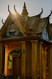 Les rayons sacrés sur le pavillon de Wat Damnak