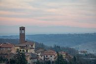 Blick auf Mombaruzzo und die piemontesischen Hügel am späten Nachmittag, Italien von Joost Adriaanse Miniaturansicht