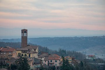 Blick auf Mombaruzzo und die piemontesischen Hügel am späten Nachmittag, Italien