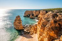 Prachtig strand Praia da Marinha in de Algarve Portugal