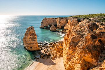 Prachtig strand Praia da Marinha in de Algarve Portugal van Leo Schindzielorz