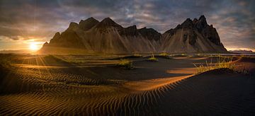 Panorama van de zonsondergang in Stokksnes