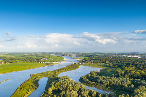 Het landschap van de IJssel op een zomerochtend, gezien vanuit de lucht