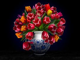 Heinen Delfter Blau Vase und Tulpen Stillleben von Sander van Laar
