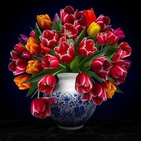 Heinen Delfter Blau Vase und Tulpen Stillleben von Sander van Laar