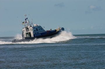 KNRM in actie op de Waddenzee van Brian Morgan