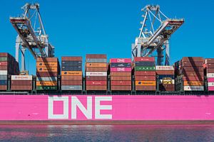 Ein Minato-Kobe-Containerschiff im Hafen von Rotterdam