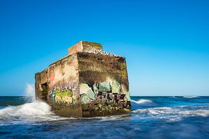 Bunker on shore of the Baltic Sea on a stormy day sur Rico Ködder