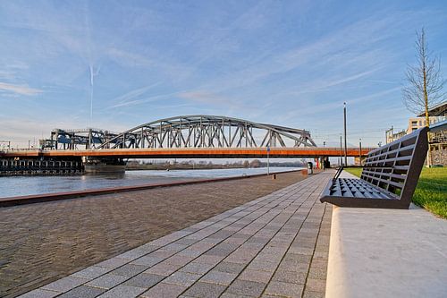 IJsselkade met bankje bij Oude IJsselbrug Zutphen van Henk van Blijderveen