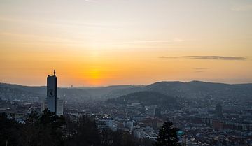 Duitsland, Stuttgart, Romantisch warm oranje zonsondergang zonlicht dat schijnt van adventure-photos