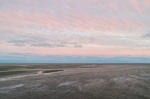 Waddenzee bij zonsondergang met zandbanken