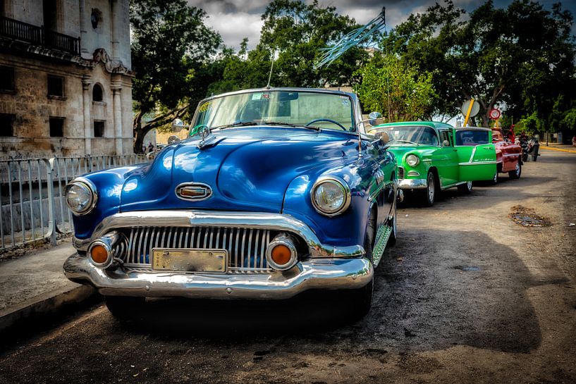 Oldtimer cabriolet in de straat van de oude stad van Havana Cuba van Dieter Walther