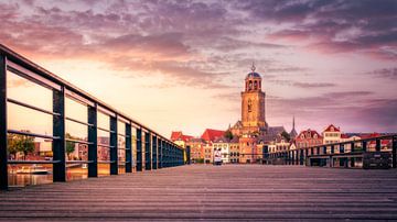 Herrlicher Sonnenuntergang: Lebuïnus-Kirche von der Fußgängerbrücke in der Nähe des IJssel-Hotels aus gesehen