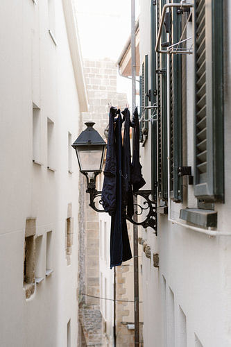 Dunkelblaue Wäsche an einer Laterne, Spanien