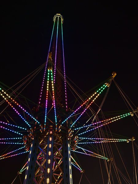 Freefall-Tower bei Nacht, Wien von Timon Schneider