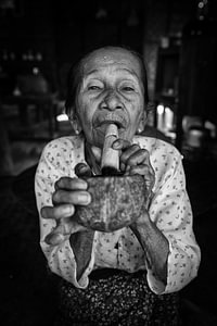 Baghan, MYANMAR, den 12. Dezember 2015 - Stumpen rauchen alte Frau in Baghan. Stumpen ist eine tradi