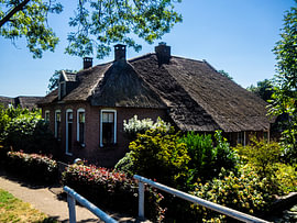 Alte Bauernhäuser auf den zahlreichen kleinen Inseln in Giethoorn.