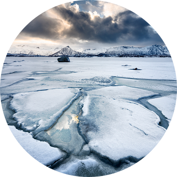 Winter landschap met bevroren meer in noord Noorwegen