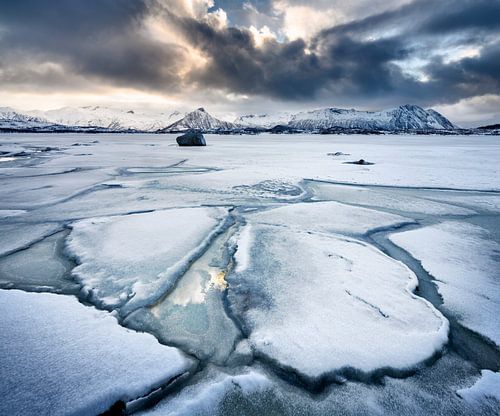 Winter landschap met bevroren meer in noord Noorwegen