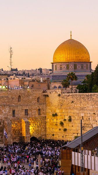 Mensen bij de Klaagmuur in Jeruzalem (met Dome of the Rock op achtergrond) van Jessica Lokker