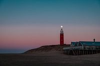Een volle maan boven de vuurtoren van Texel I | Een reis over Waddeneiland Texel
