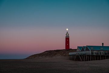 Een volle maan boven de vuurtoren van Texel I | Een reis over Waddeneiland Texel van Roos Maryne - Natuur fotografie