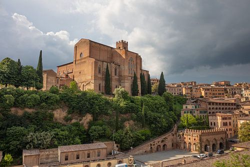 Basilika Cateriniana San Domenico auf einem Hügel in Siena von Joost Adriaanse