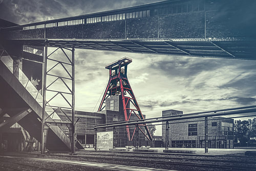 De dubbele schraag van schacht 12 - windtoren van de kolenmijn Zollverein onder een dramatische heme