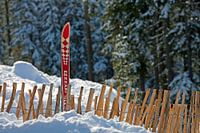 Een winterhek en een oude ski