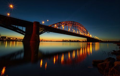 Waalbrug Nijmegen bij zonsondergang
