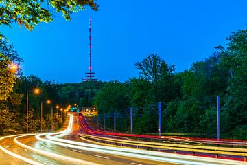 Lichte tracer van autoverkeer door de stadssnelweg van stuttgart hoort frauenkopfturm bij nacht van adventure-photos