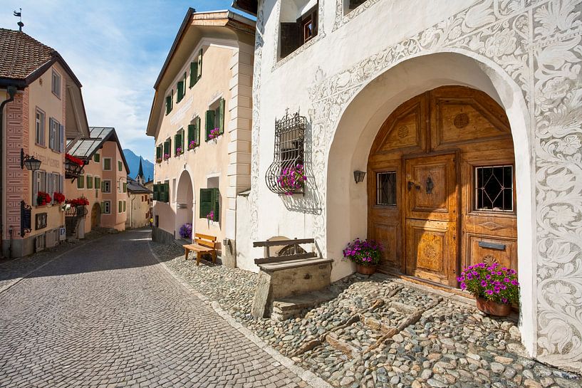 Typische huizen in Guarda, Engadine van Werner Dieterich