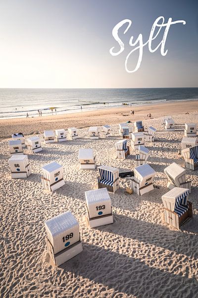 Sommerabend mit Strandkörben mit Schriftzug Sylt von Christian Müringer