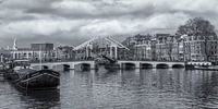 Magere Brug et l'Amstel à Amsterdam en noir et blanc par Tux Photography Aperçu