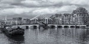 Magere Brug en de Amstel in Amsterdam in zwart-wit van Tux Photography