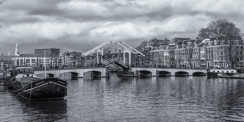 Magere Brug et l'Amstel à Amsterdam en noir et blanc par Tux Photography