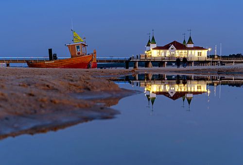 De pier van Ahlbeck weerspiegeld tijdens het blauwe uur