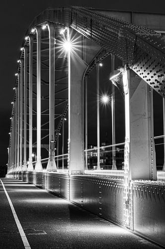 De Wilhelminabrug in Deventer tijdens de avond in zwart-wit