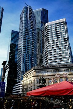 Kerstmarkt voor een historische gevel