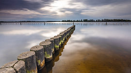 Wolken, die sich im Valkenburgsemeer (ZH) spiegeln von Arjan van Duijvenbode