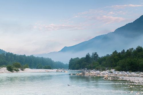 Nebel über dem Fluss